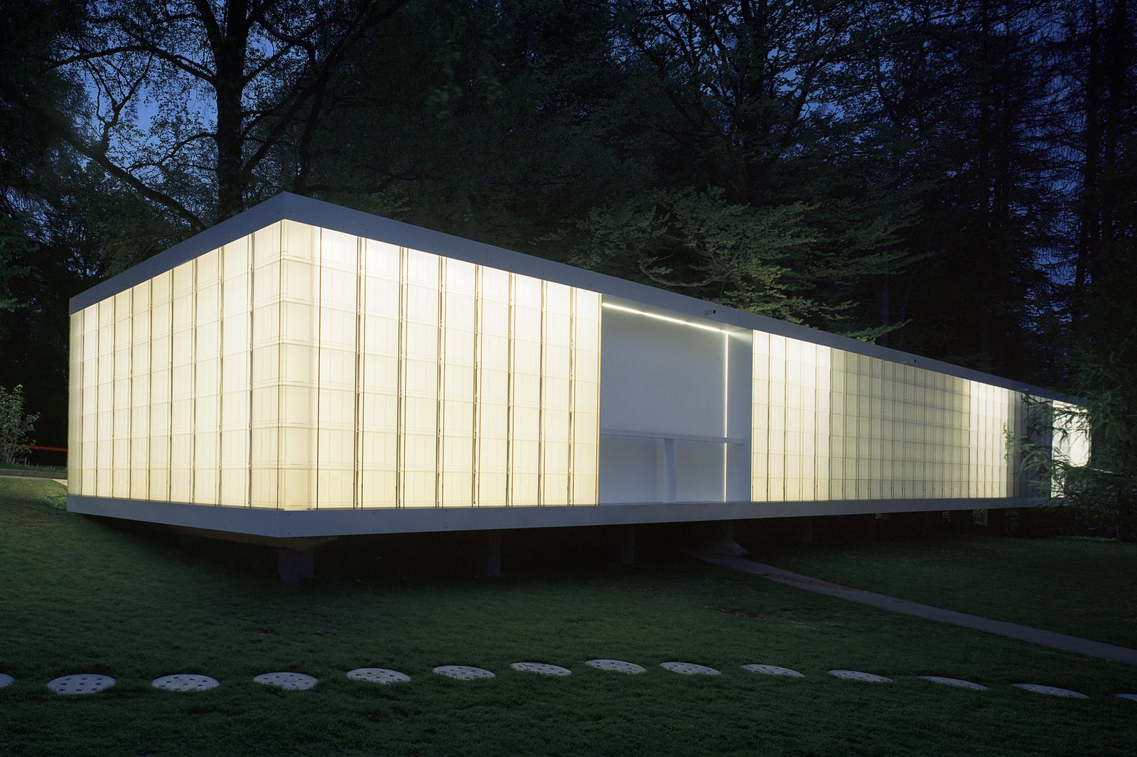 mlzd apm Artplace Pavillon Front nachts